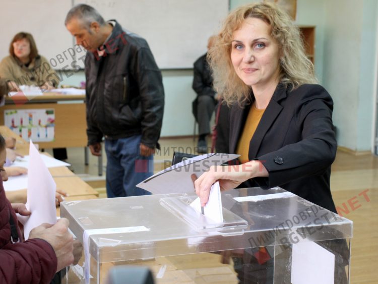 Катя Панева гласува за по-добро управление на града и общината, призова за по-висока избирателна активност