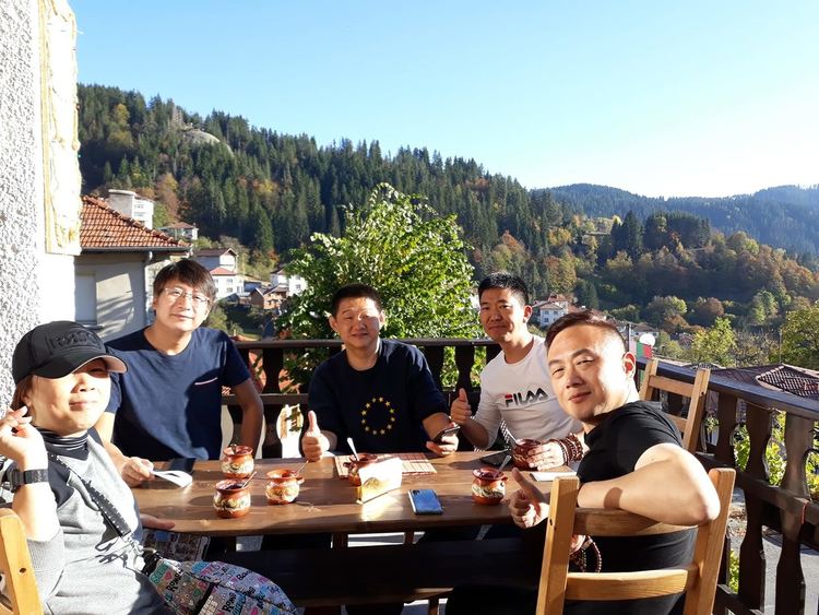 Китайски туристи "гласуваха" за киселото мляко в Момчиловци