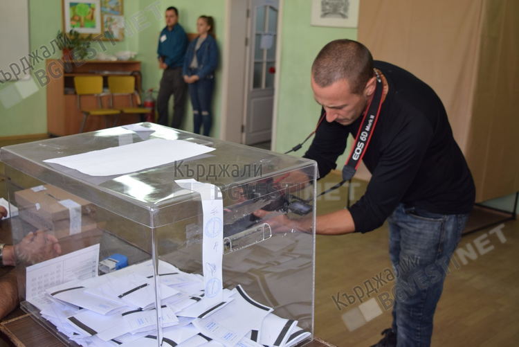 Избиратели излязоха да гласуват по тъмно, изборният ден в областта не успя да приключи в 20,00 часа