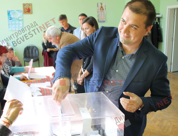 С добро настроение, прегръдка и добри думи се срещнаха пред урната кандидатите за кмет на с. Добрич