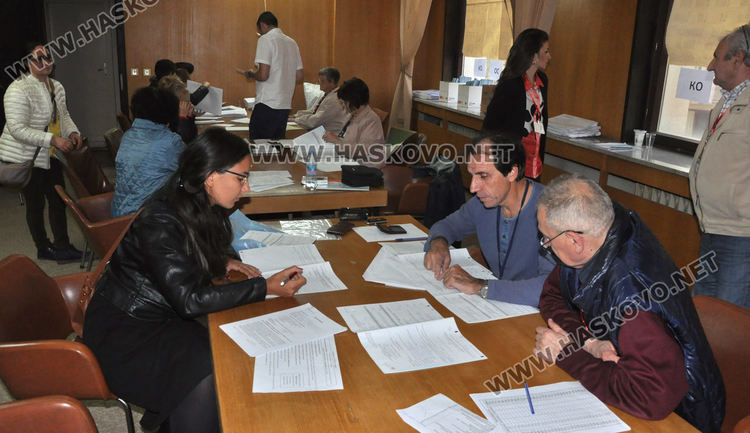 Кой печели от първия път и кой отива на балотаж? Нови данни от ЦИК