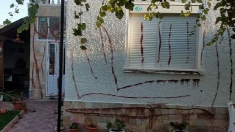 Заляха с машинно масло къщата на кандидат-кмет