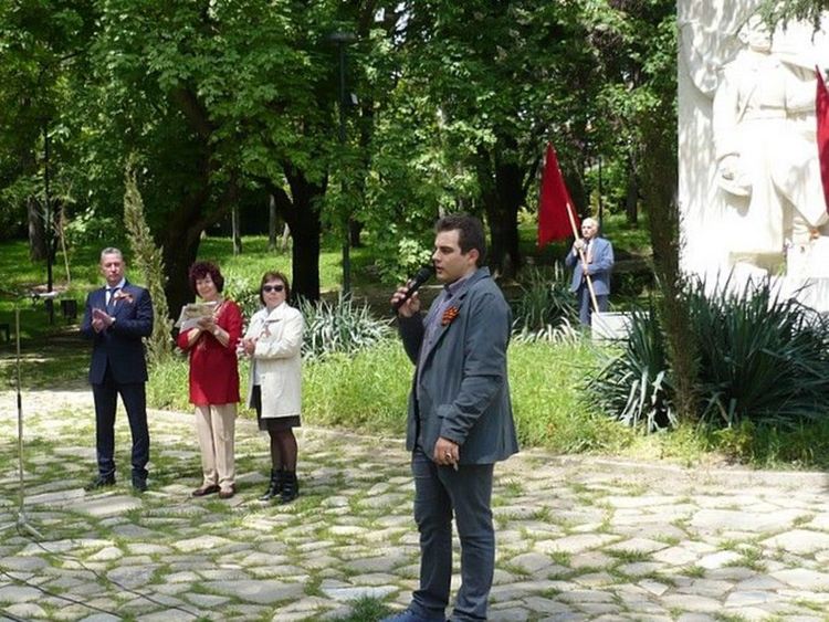 Русяев (вляво) присъства на русофилско събитие. Снимка: starazagora.net