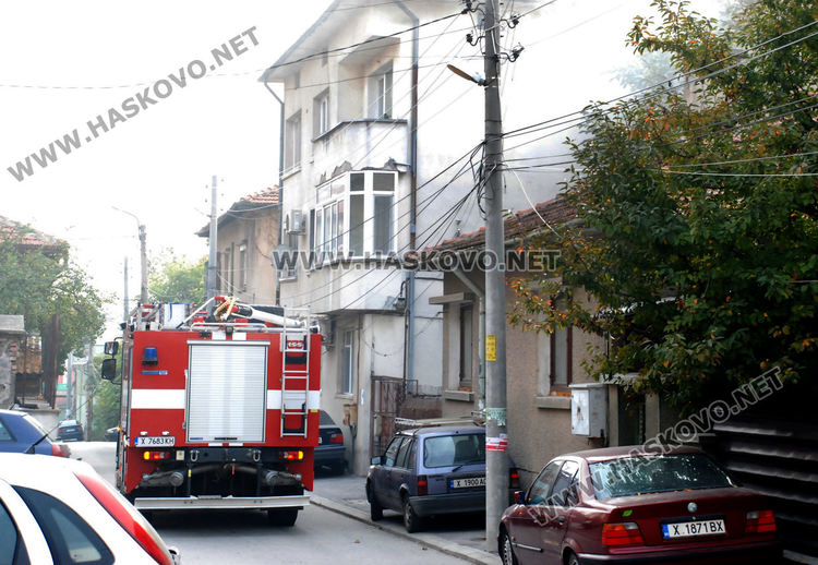 Пожар в сухи листа вдигна на крак огнеборците