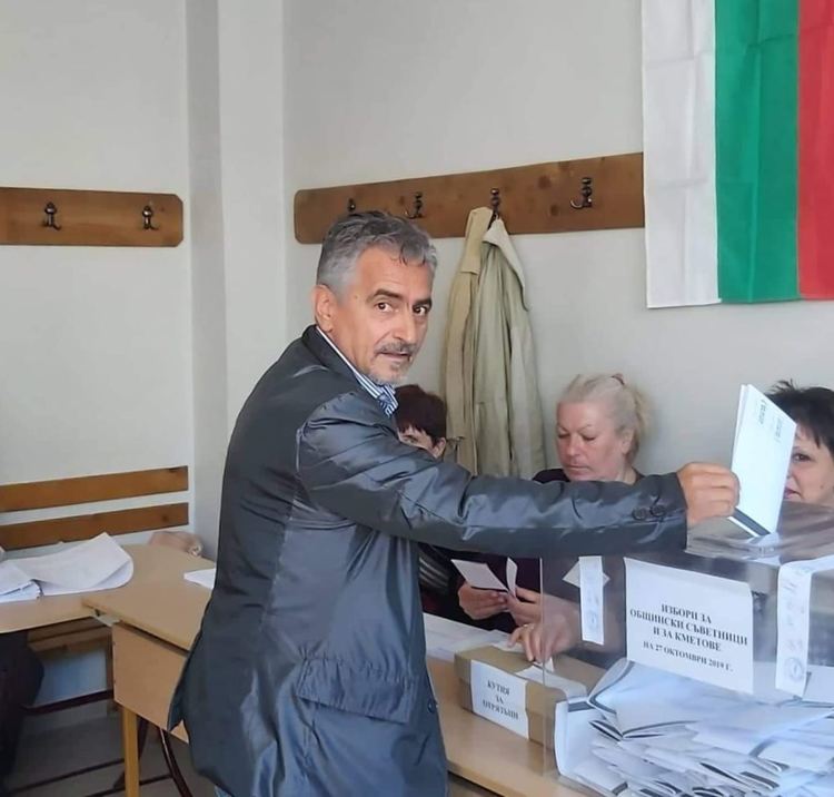 Настоящият зам.-областен управител е кандидат за общински съветник и заедно със семейството си е гласувал преференциално, но в протокола няма нито една от посочените поне  пет преференции, които са подадени от членовете на фамилията и несъмнени, снимка личен профил фейсбук