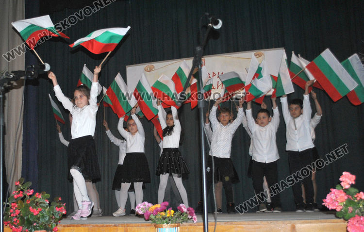 В с.Конуш деца и възрастни почетоха с концерт будителите