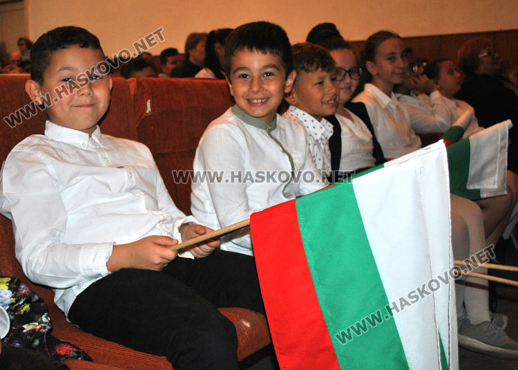 В с.Конуш деца и възрастни почетоха с концерт будителите