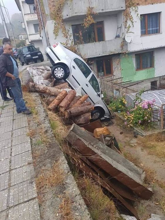 Няколко катастрофи  за ден в Смолян, кола се заби в къща, джип се удари челно, според полицията подценяване на пътните условия