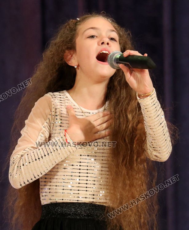 Млади таланти изнесоха концерт в читалище "Заря" по повод Деня на народните будители