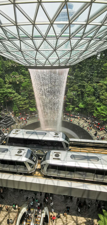 Разходка из гората край водопада в най-доброто летище в света (видео)