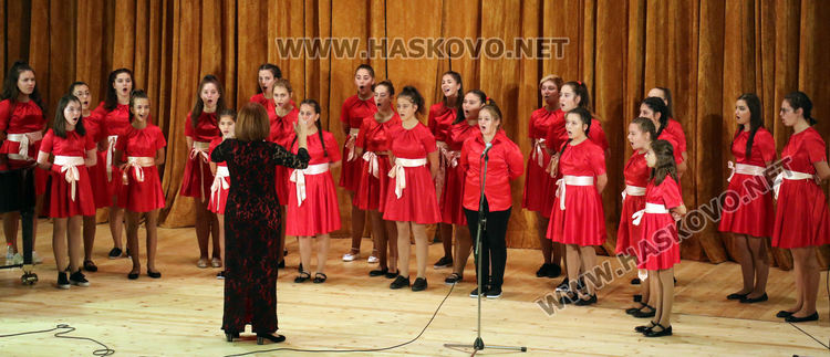 Млади таланти изнесоха концерт в читалище "Заря" по повод Деня на народните будители