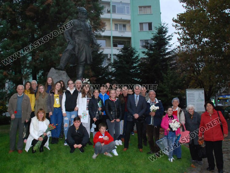 Урок по родолюбие с почит към будителите при потомците на тракийци