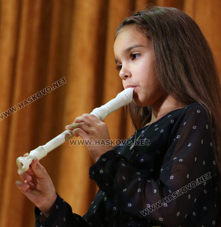 Млади таланти изнесоха концерт в читалище "Заря" по повод Деня на народните будители