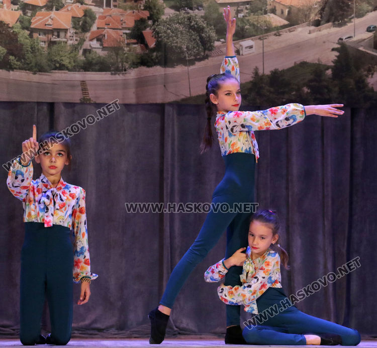 Млади таланти изнесоха концерт в читалище "Заря" по повод Деня на народните будители