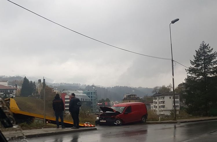  С най-сериозни материални щети и пострадал е инцидента от тази сутрин, материалните щети са сериозни, ранен е водачът на другия автомобил