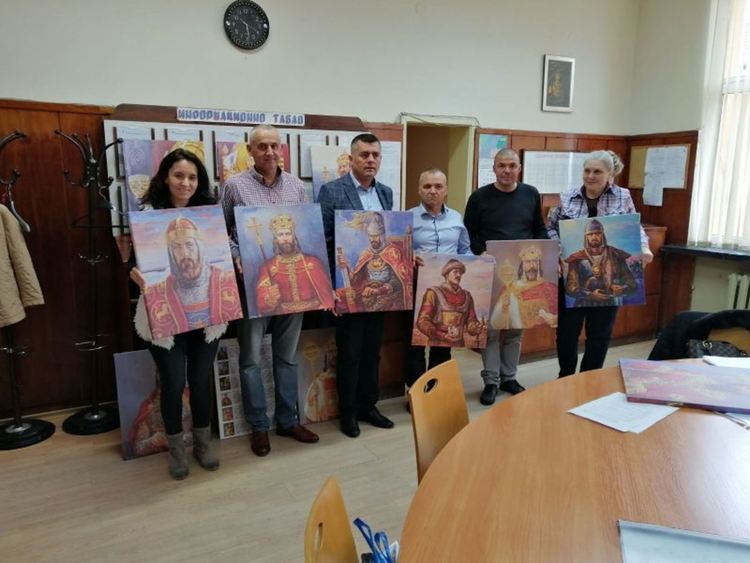 Ротарианци дариха училище в Момчилград с портрети на български царе