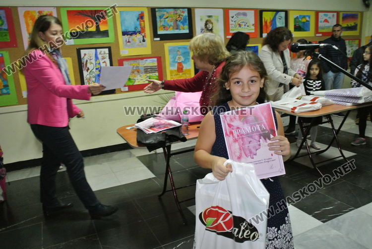 Наградите от от конкурса „Поезия в цвят“ останаха в Хасково, една заминава за Благоевград