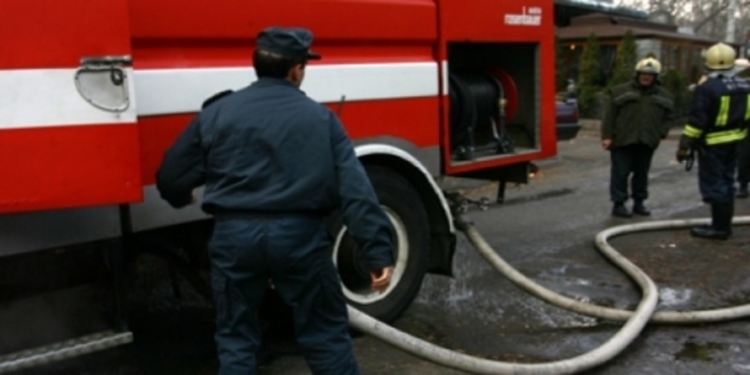 Три пожара гасиха огнеборци, покрив горя заради неизправен комин