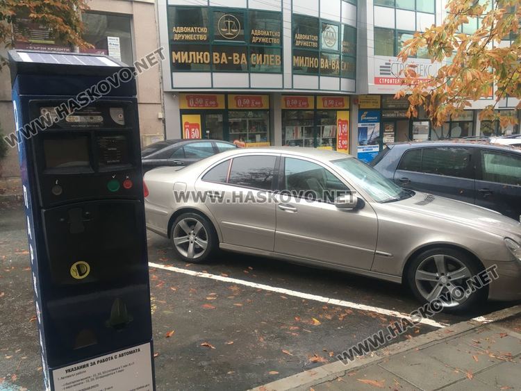 „Синята зона“ в центъра на Хасково е вече с паркоавтомати