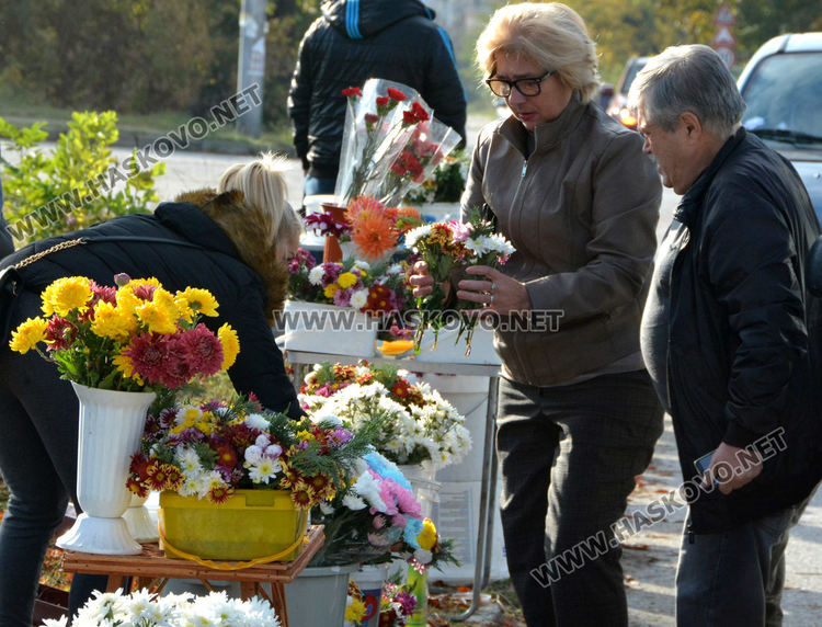 Хасковлии отдадоха почит към мъртвите на Архангелова задушница