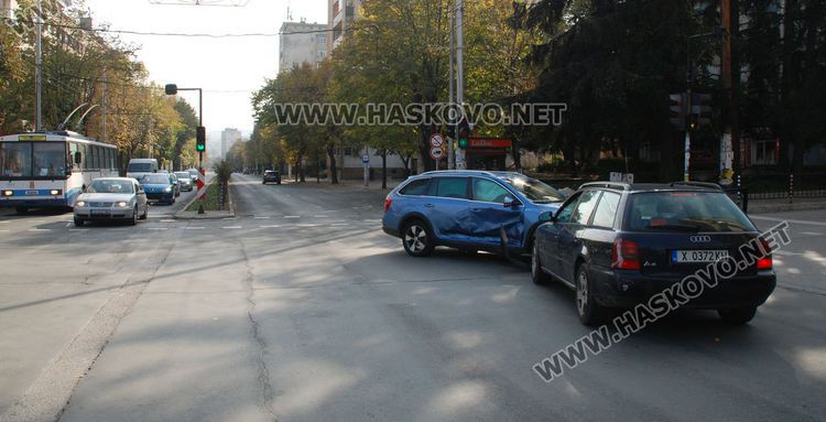 Шкода засече Ауди на кръстовище на „Раковски”, момиче е в болница