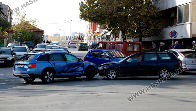 Шкода засече Ауди на кръстовище на „Раковски”, момиче е в болница