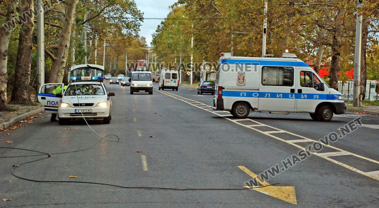 Жиците на тролея се скъсаха и повредиха луксозен джип в Хасково