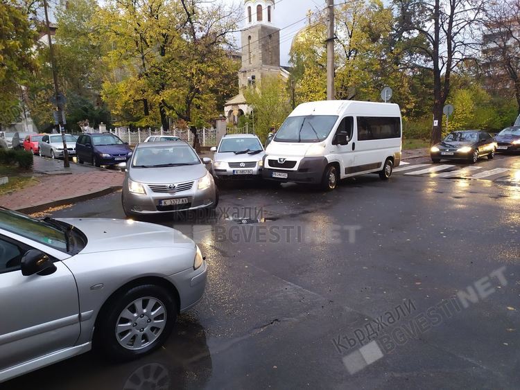 Пловдивски микробус отнесе кърджалийски "Фолксваген" пред храма "Свети Георги" преди минути