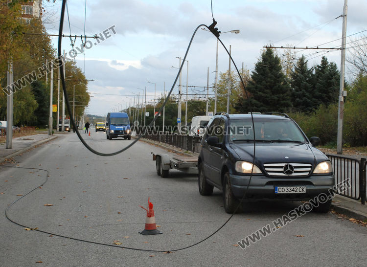 Жиците на тролея се скъсаха и повредиха луксозен джип в Хасково