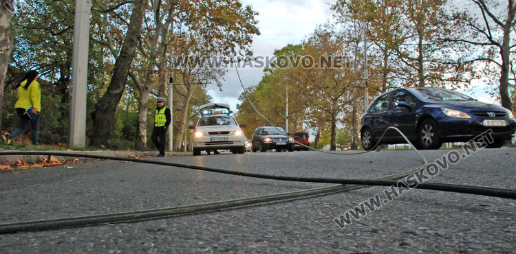 Жиците на тролея се скъсаха и повредиха луксозен джип в Хасково