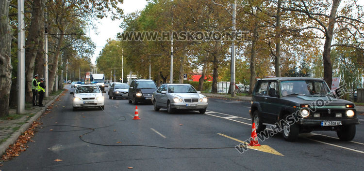Жиците на тролея се скъсаха и повредиха луксозен джип в Хасково