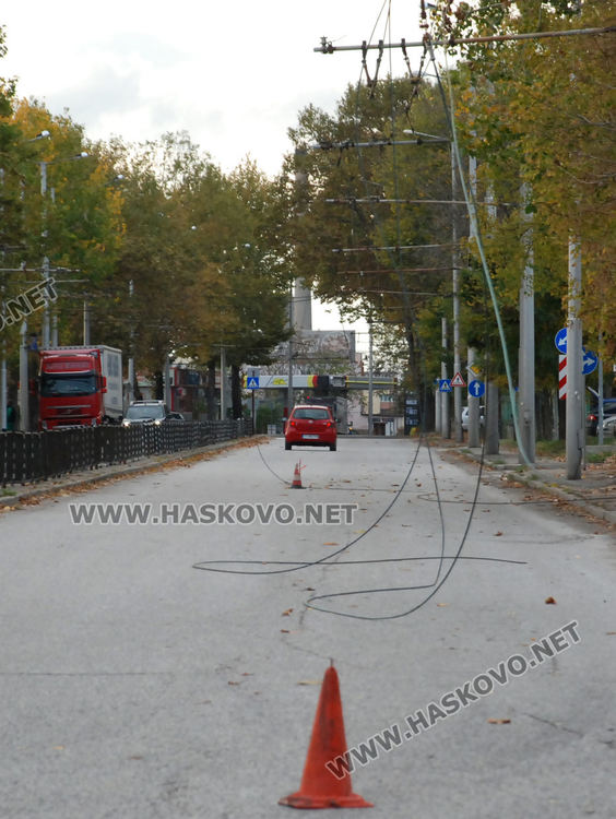 Жиците на тролея се скъсаха и повредиха луксозен джип в Хасково
