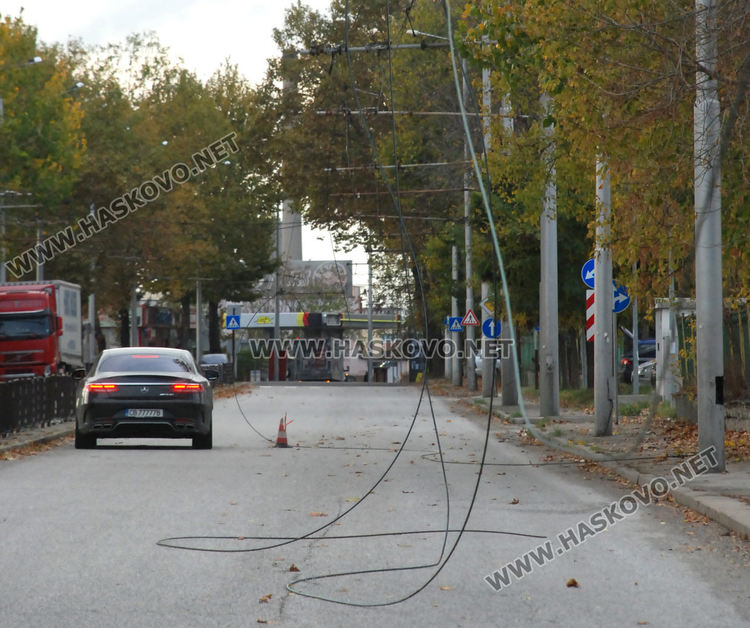 Жиците на тролея се скъсаха и повредиха луксозен джип в Хасково