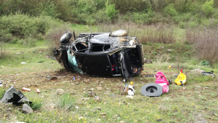 Камион блъсна дядо на преклонна възраст, майка и дъщеря се обърнаха с „Пежо“