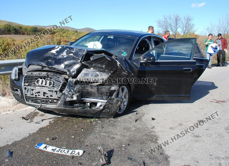 Трима пострадаха при челна катастрофа с Аудита край Минерални бани