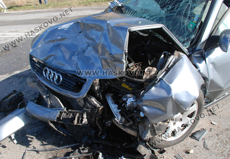 Трима пострадаха при челна катастрофа с Аудита край Минерални бани