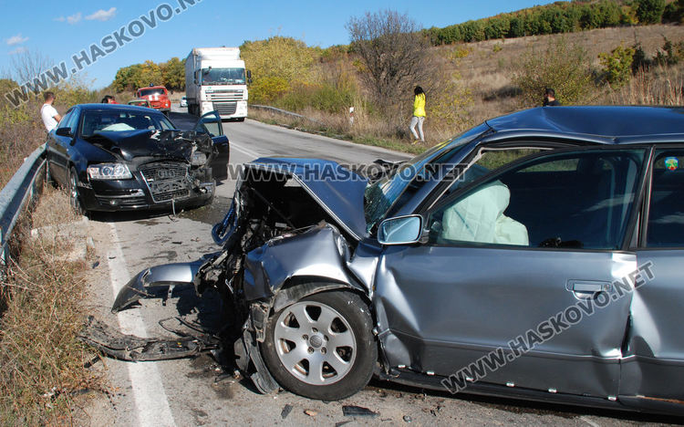 Трима пострадаха при челна катастрофа с Аудита край Минерални бани