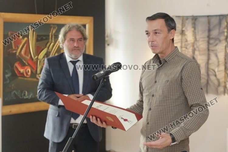 снимки: Министерство на културата. Иван Иванов получава грамотата си от министър Банов