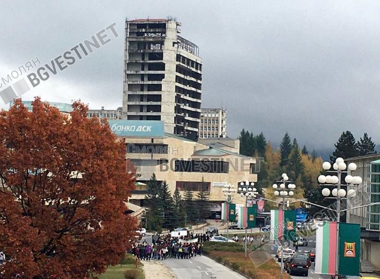 Сградата трябваше да бъде луксозен хотел с хеликоптерна площадка и басейн на покрива, поне така твърдяха инвеститорите, които издигнаха бетонните основи. После изчезнаха, смениха се няколко собственика, но довършителни работи не се извършиха повече от 15 години