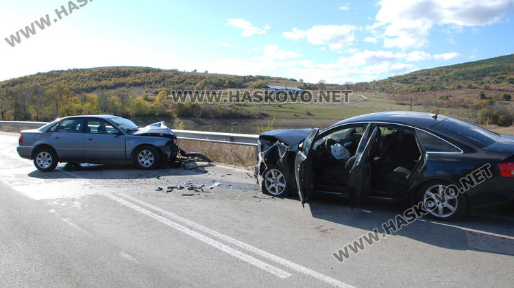 Трима пострадаха при челна катастрофа с Аудита край Минерални бани