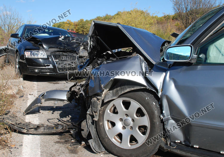 Трима пострадаха при челна катастрофа с Аудита край Минерални бани
