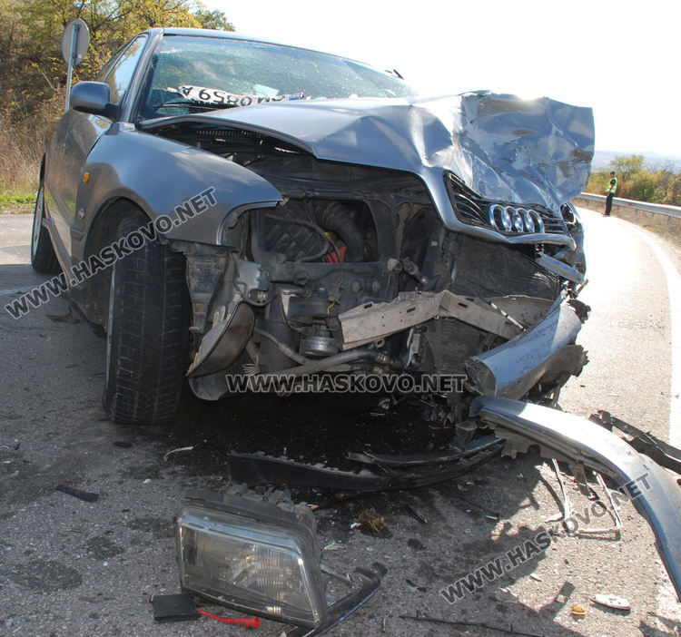 Трима пострадаха при челна катастрофа с Аудита край Минерални бани