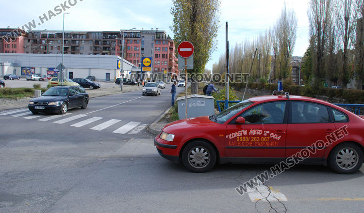 Автоинструктори кастриха храсти край кръстовище, за да осигурят видимост