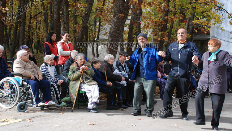Музикална програма, курбан и почерпка за 36 г. от съществуването на Старческия дом