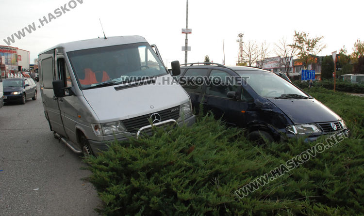 Бус засече Фолксваген и го прати в градинка на Кърджалийска