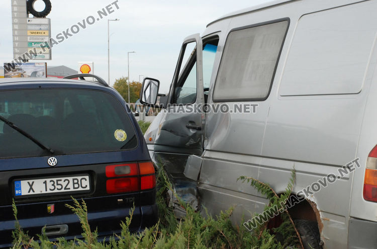 Бус засече Фолксваген и го прати в градинка на Кърджалийска
