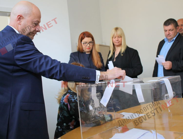 В пълно единодушие съветниците приеха единственната кандидатура за председател на ОбС Димитровград