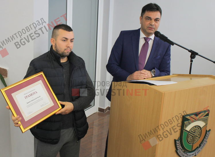 Наградиха момчето, спасило обитателите на общинското общежитие, което пламна вчера