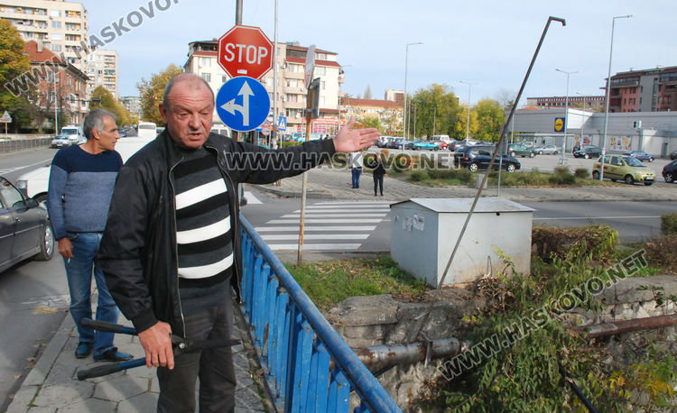 Автоинструктори кастриха храсти край кръстовище, за да осигурят видимост