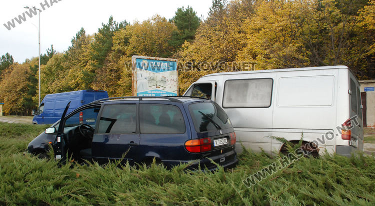Бус засече Фолксваген и го прати в градинка на Кърджалийска
